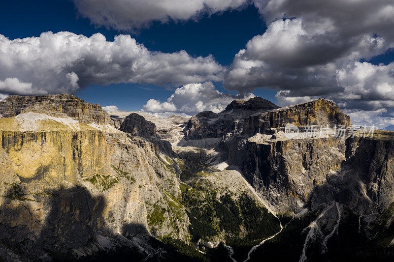 sella gruppe戏剧性的云景和Piz Boe鸟瞰图